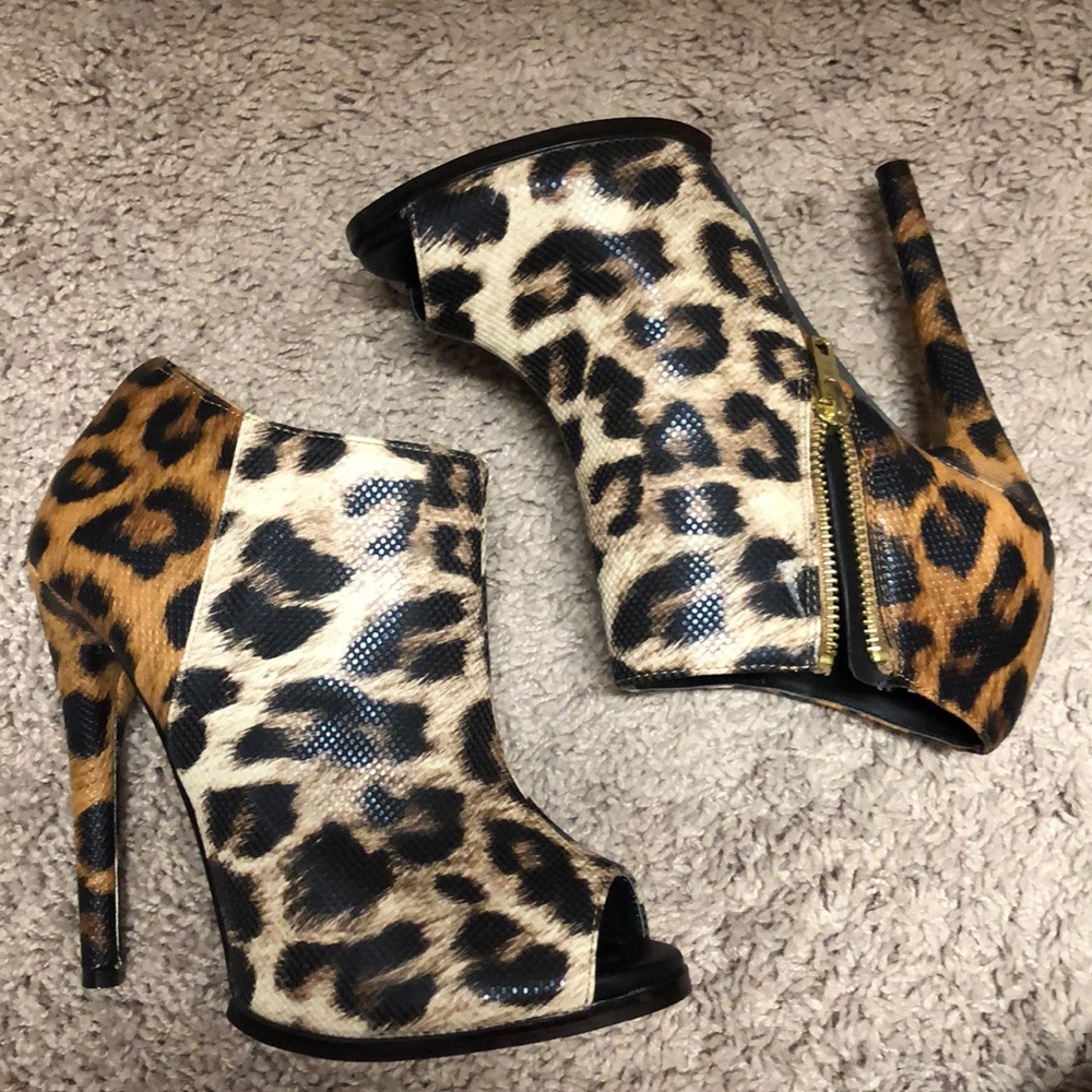 Sophia & Lee Zip up booties